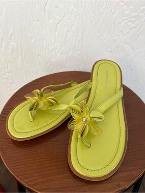 VINTAGE Y2K Lime Green Patent Flower Flip Flop Sandals Size 7 Beach Boho Travel